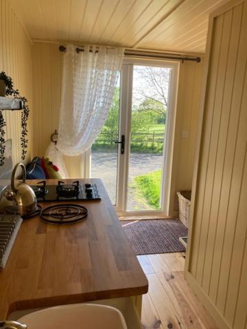 Neddys Rest Luxury Horsebox Stay Battle Exterior photo